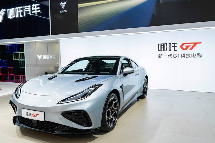 广州294哪吒汽车在智能汽车领域的表现，领途汽车在新能源汽车市场中的影响力